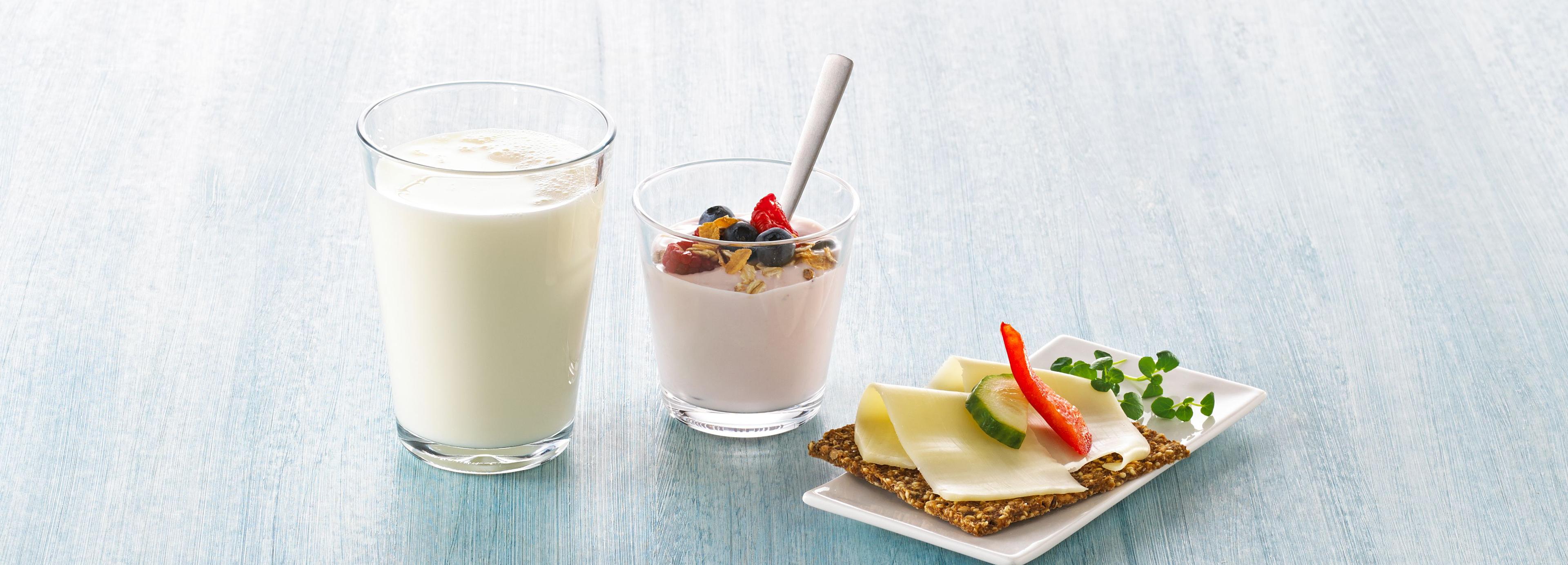 Melkeglass, yoghurt og knekkebrød med gulost