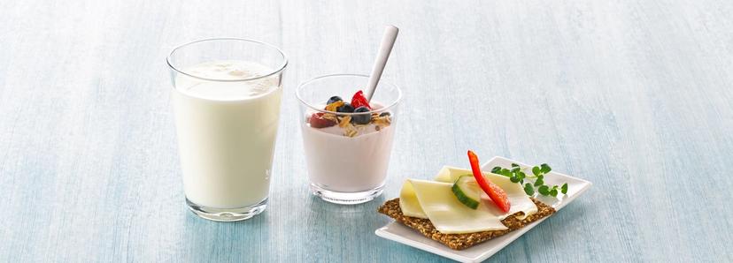 Melkeglass, yoghurt og knekkebrød med gulost