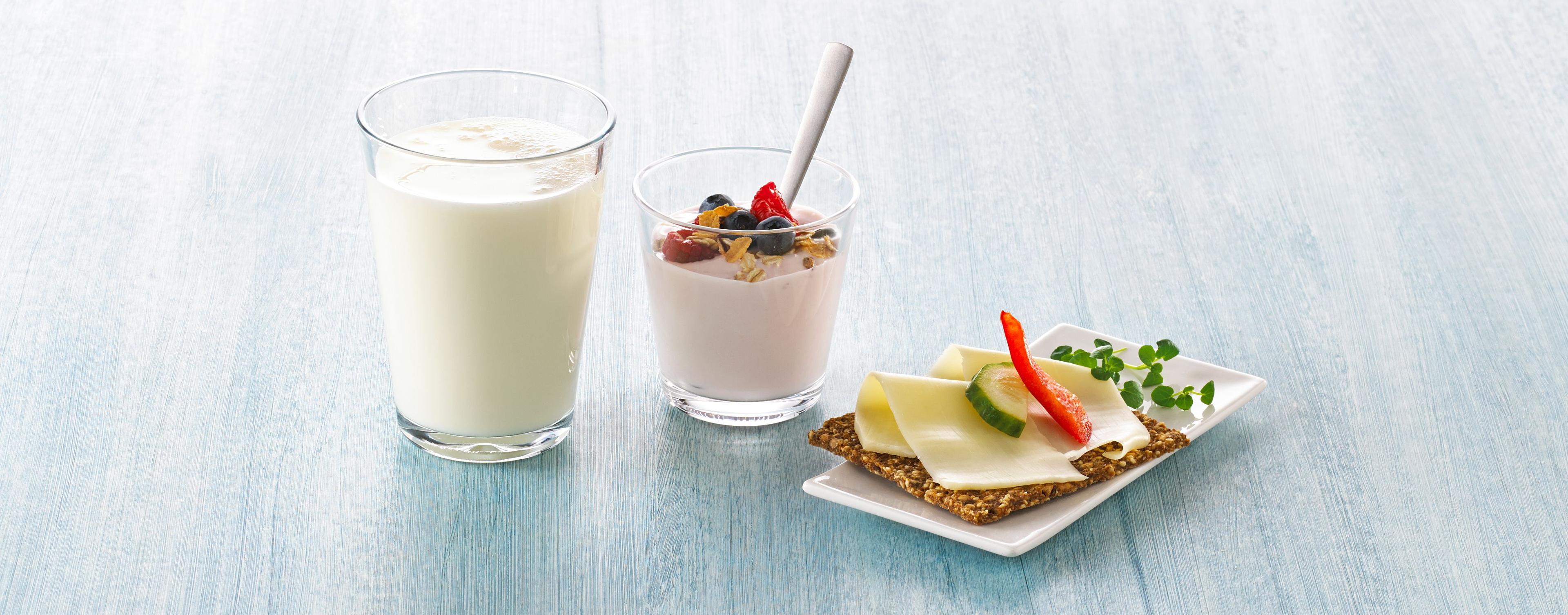 Melkeglass, yoghurt og knekkebrød med gulost