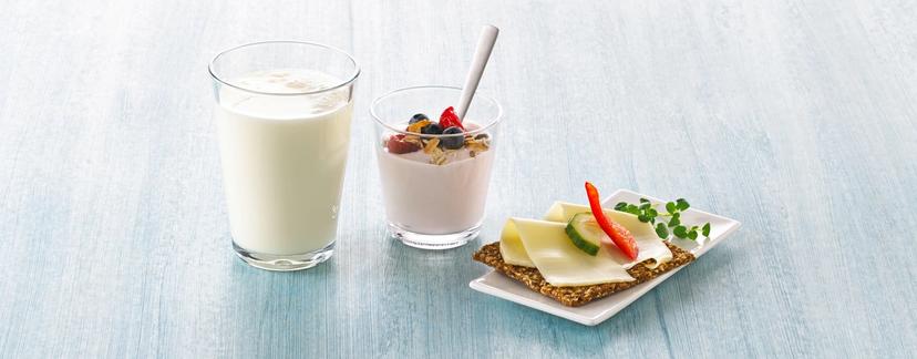 Melkeglass, yoghurt og knekkebrød med gulost
