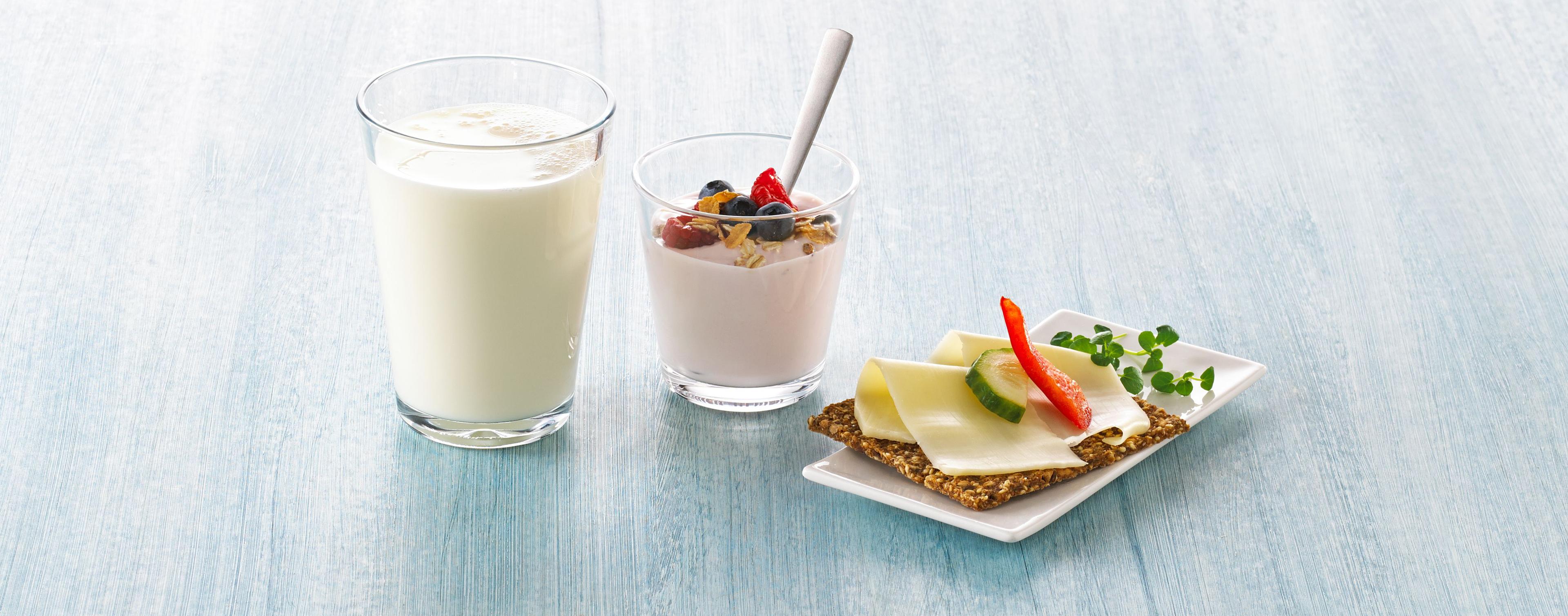 Melkeglass, yoghurt og knekkebrød med gulost