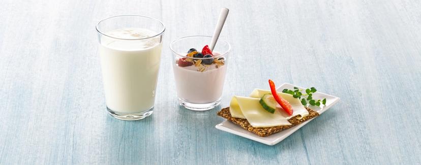 Melkeglass, yoghurt og knekkebrød med gulost