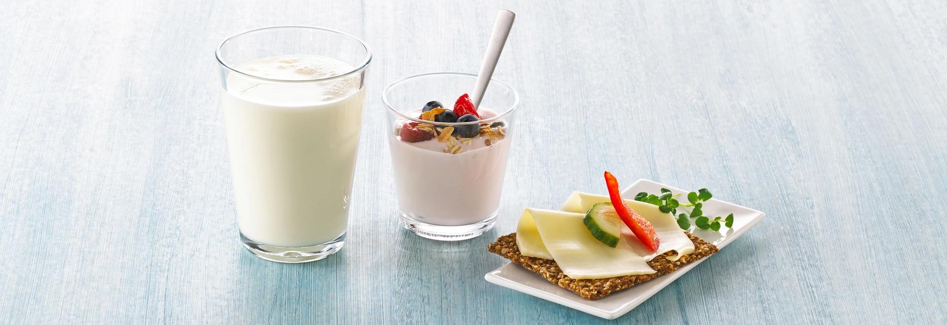 Melkeglass, yoghurt og knekkebrød med gulost