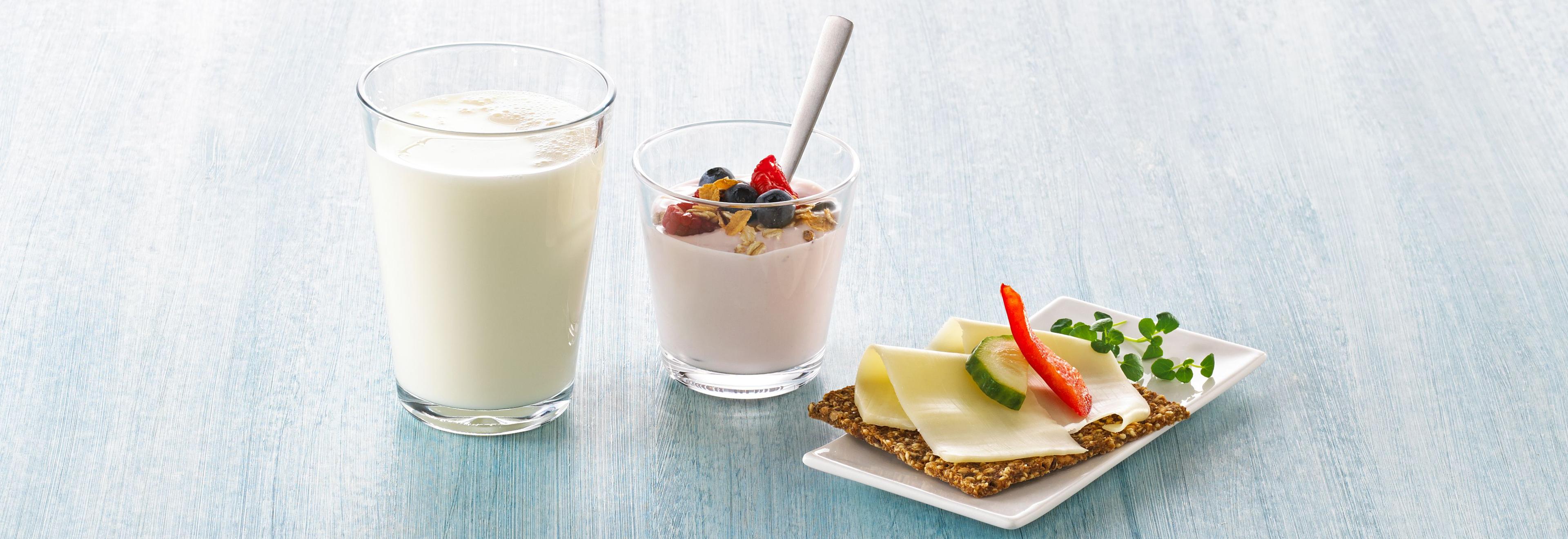 Melkeglass, yoghurt og knekkebrød med gulost