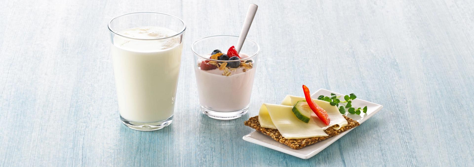 Melkeglass, yoghurt og knekkebrød med gulost