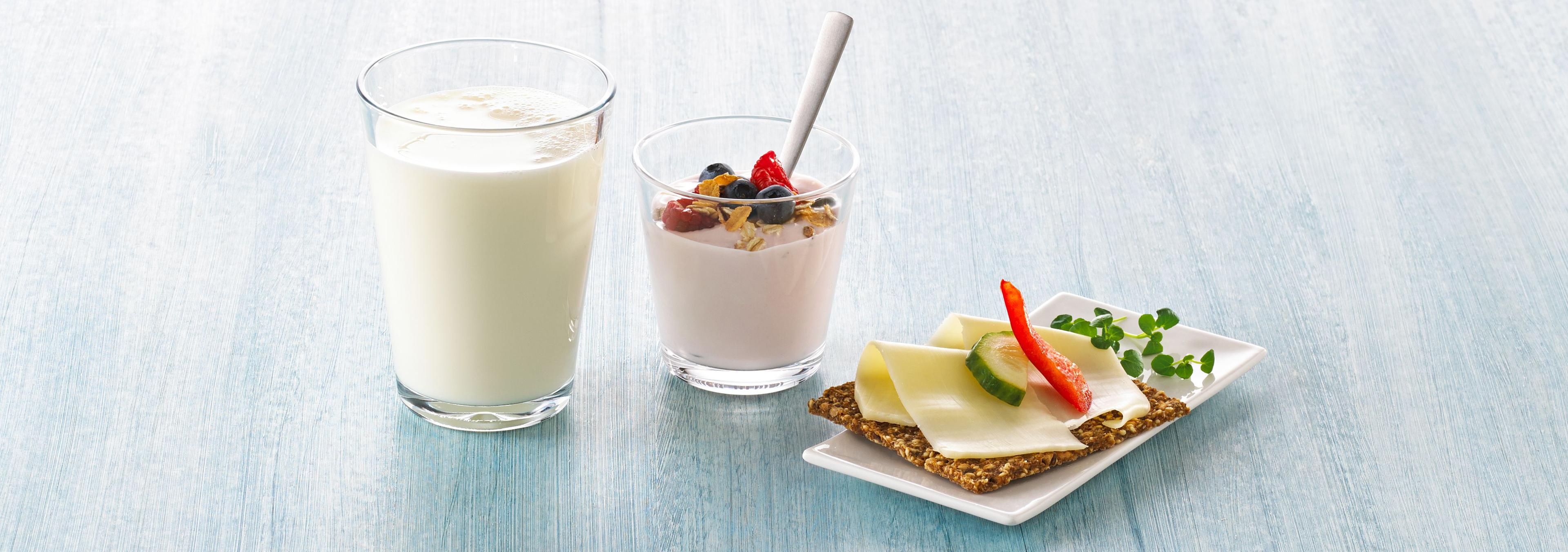 Melkeglass, yoghurt og knekkebrød med gulost