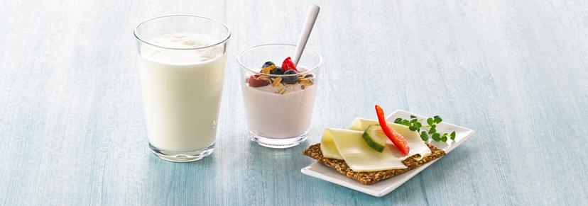 Melkeglass, yoghurt og knekkebrød med gulost