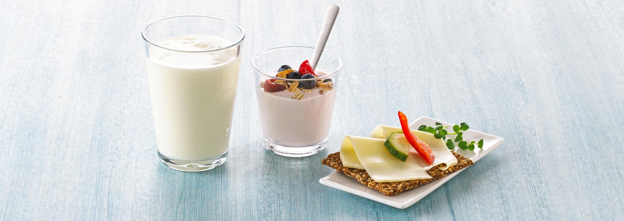 Melkeglass, yoghurt og knekkebrød med gulost