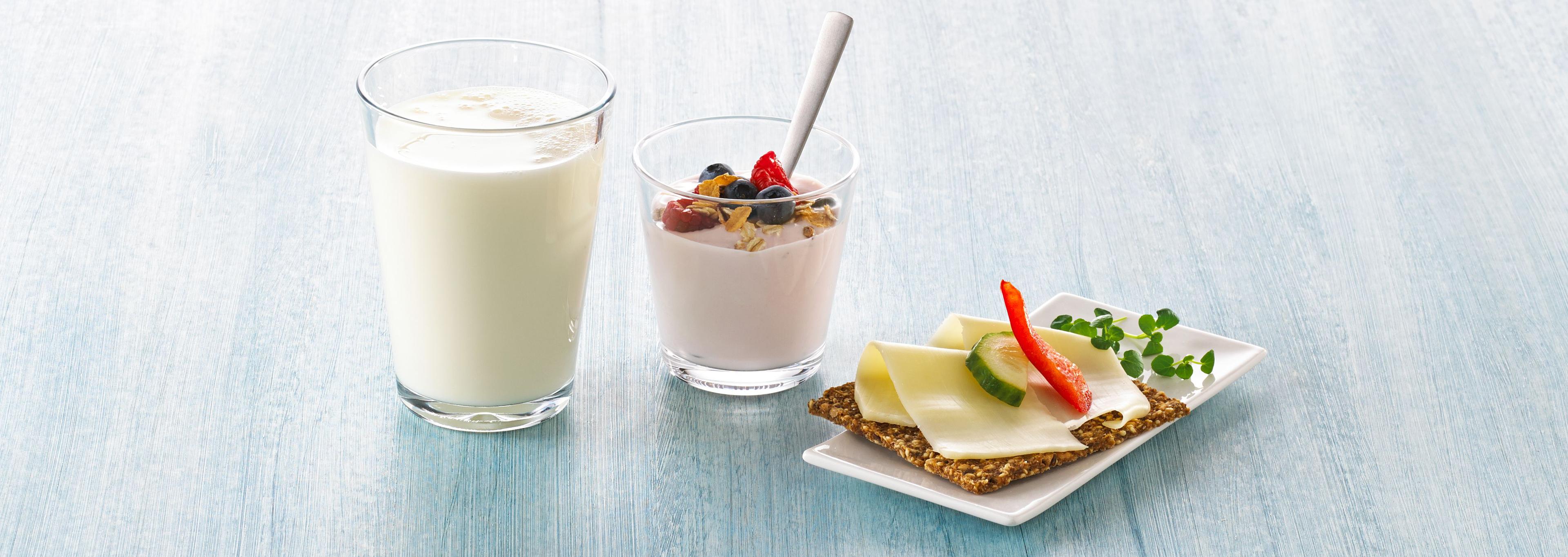 Melkeglass, yoghurt og knekkebrød med gulost
