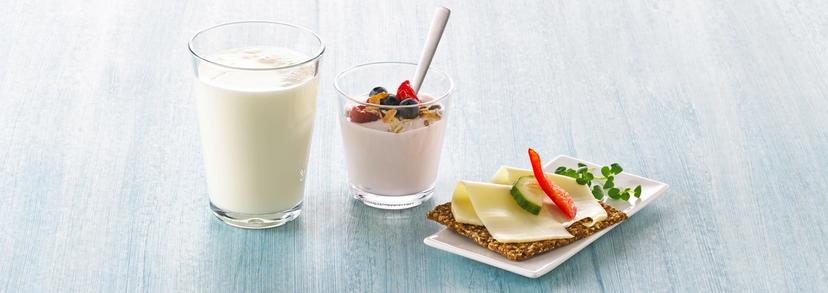 Melkeglass, yoghurt og knekkebrød med gulost