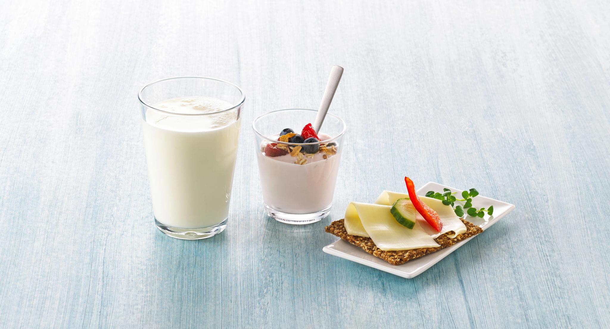 Melkeglass, yoghurt og knekkebrød med gulost