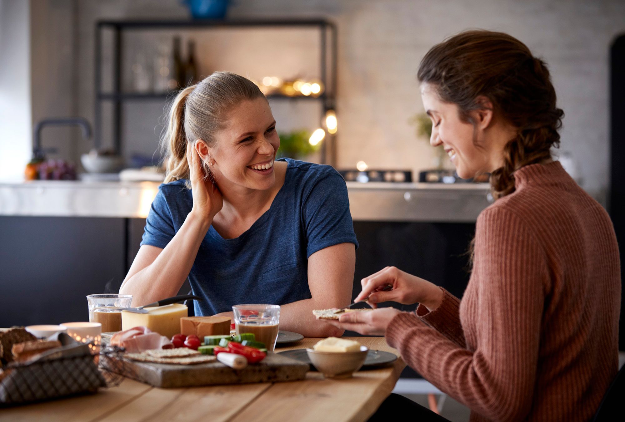 To venninner hygger seg og spiser kveldsmat