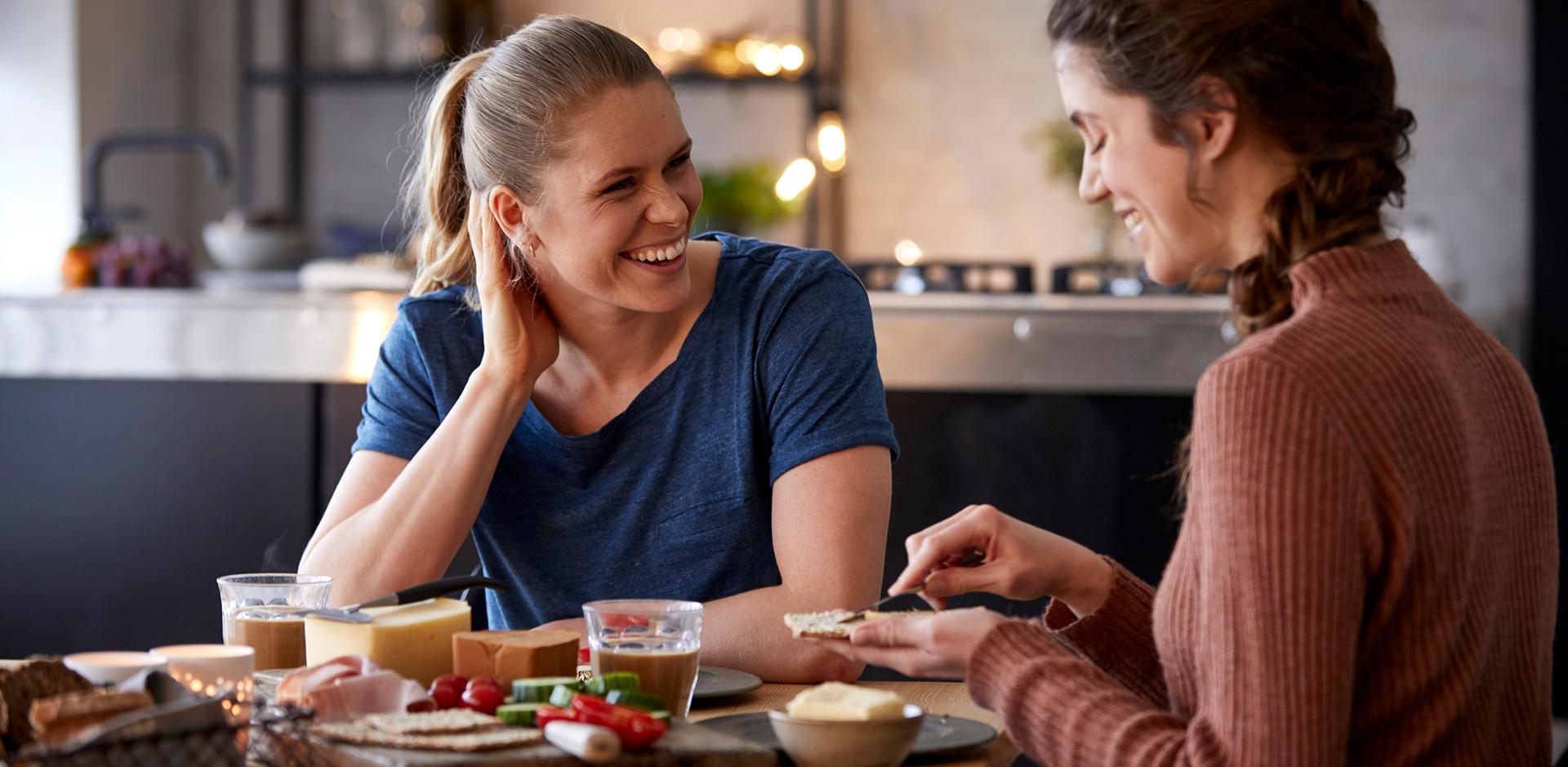 To venninner hygger seg og spiser kveldsmat