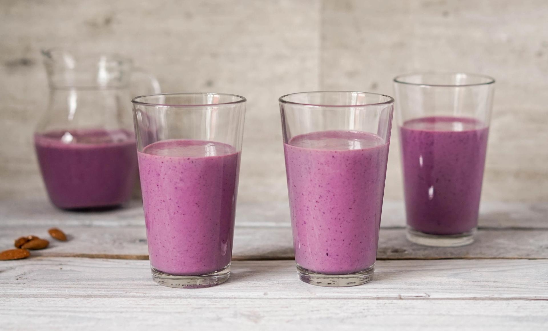 Proteidrikk med blåbær og mandler