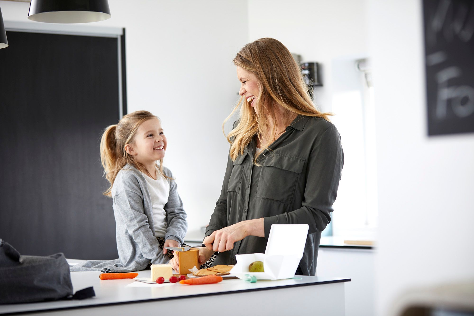 Mor og datter lager matpakke