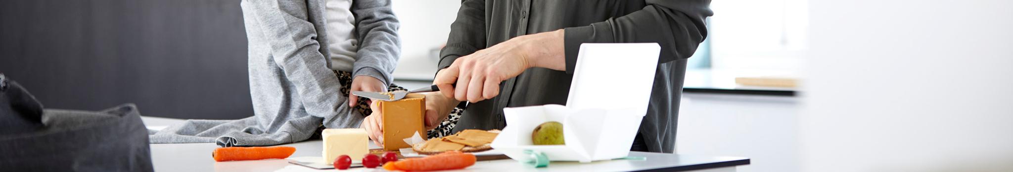 Mor og datter lager matpakke