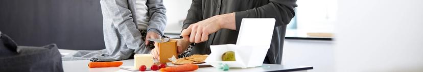 Mor og datter lager matpakke