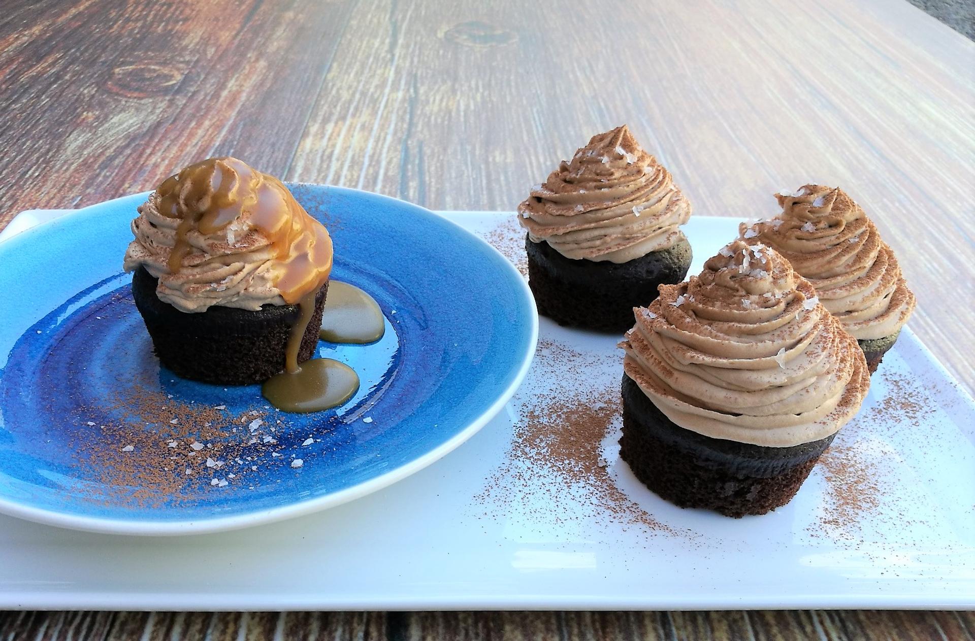 Sjokolademuffins med sjokoladekrem og salt karamell