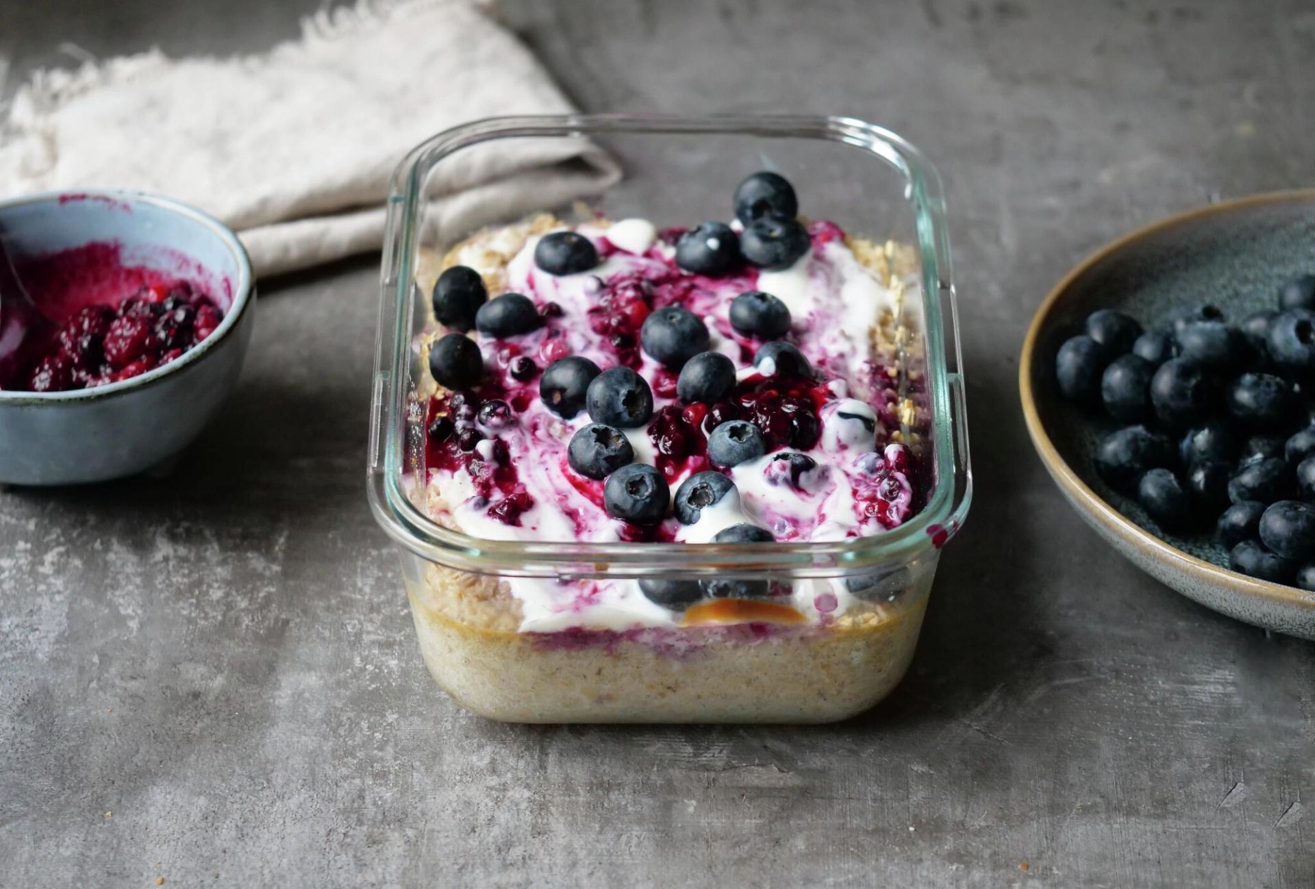 Bakt havregrøt i en ildfast form toppet med bær og yogurt