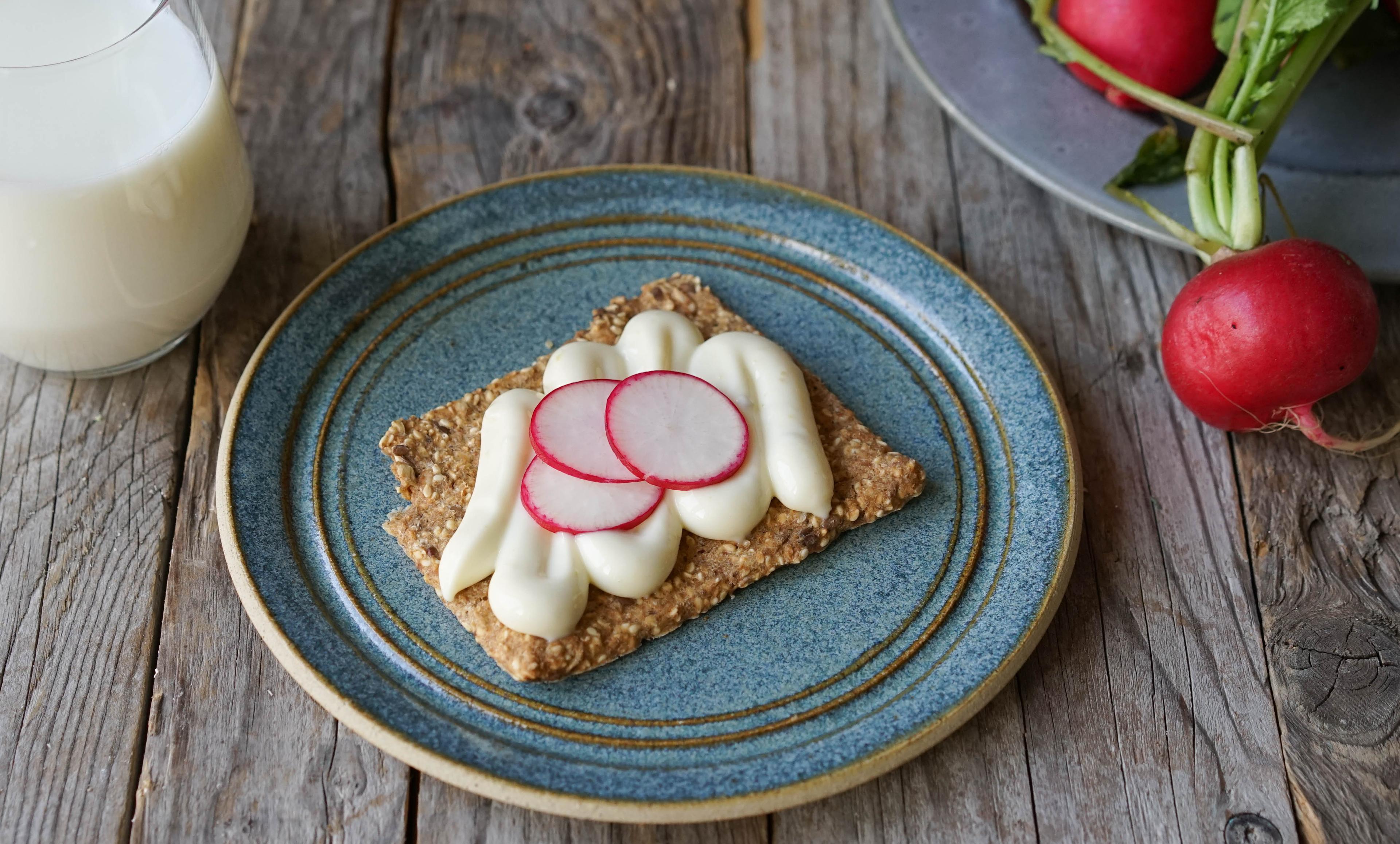 Knekkebrød med smøreost og reddik