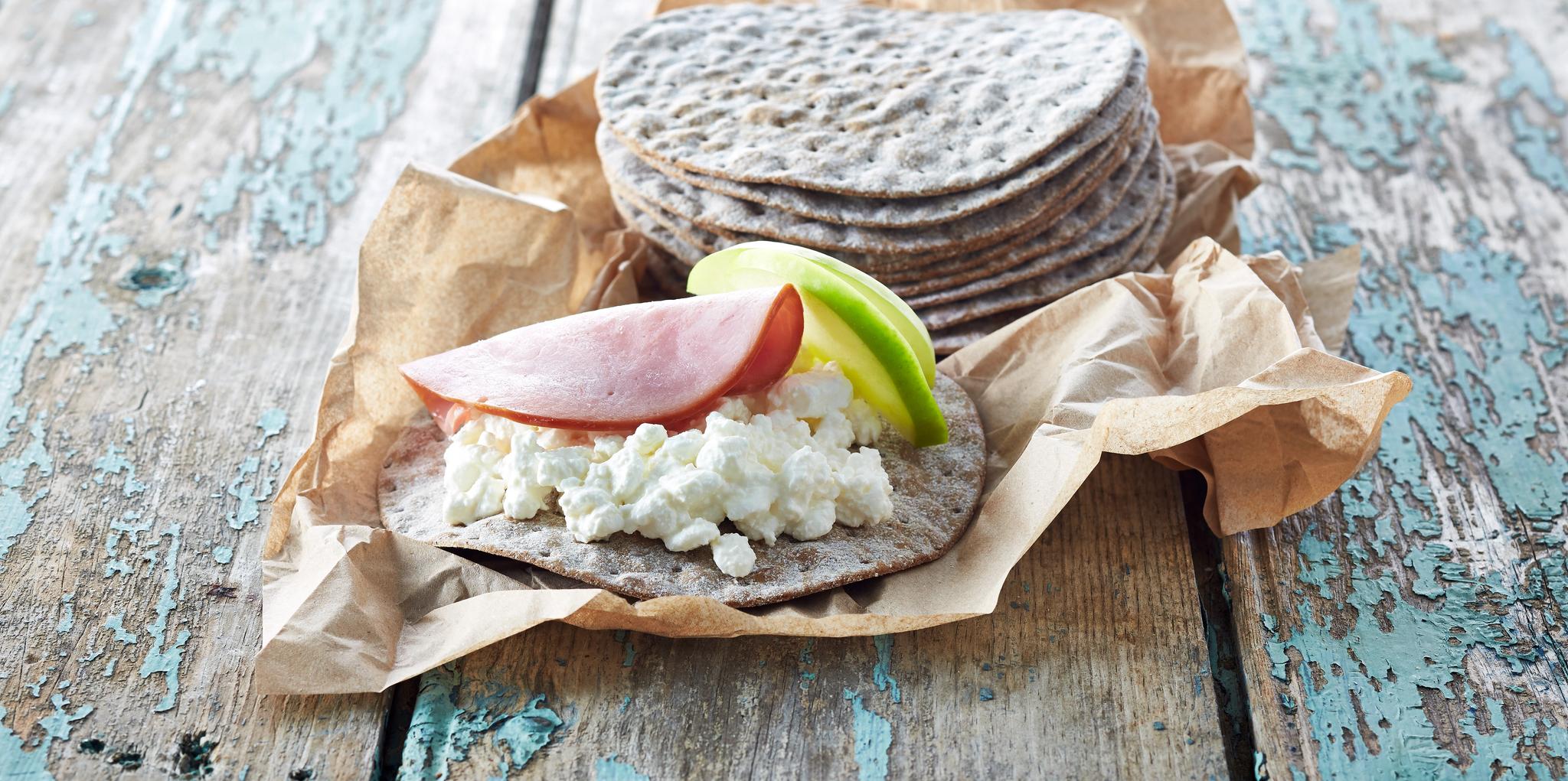 Polarbrød med cottage cheese, eple og skinke.