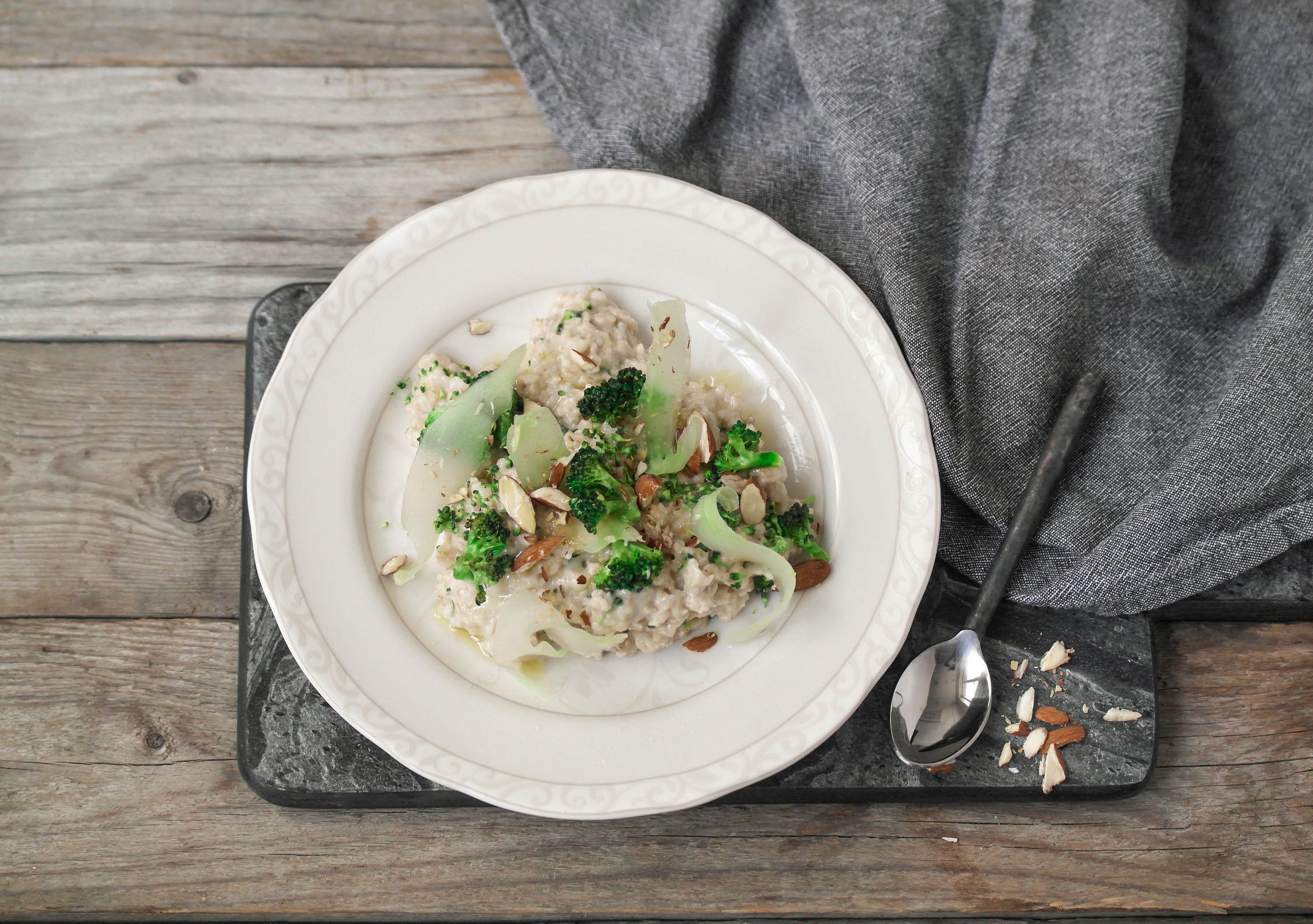 havregrøt med brokkoli og mandler
