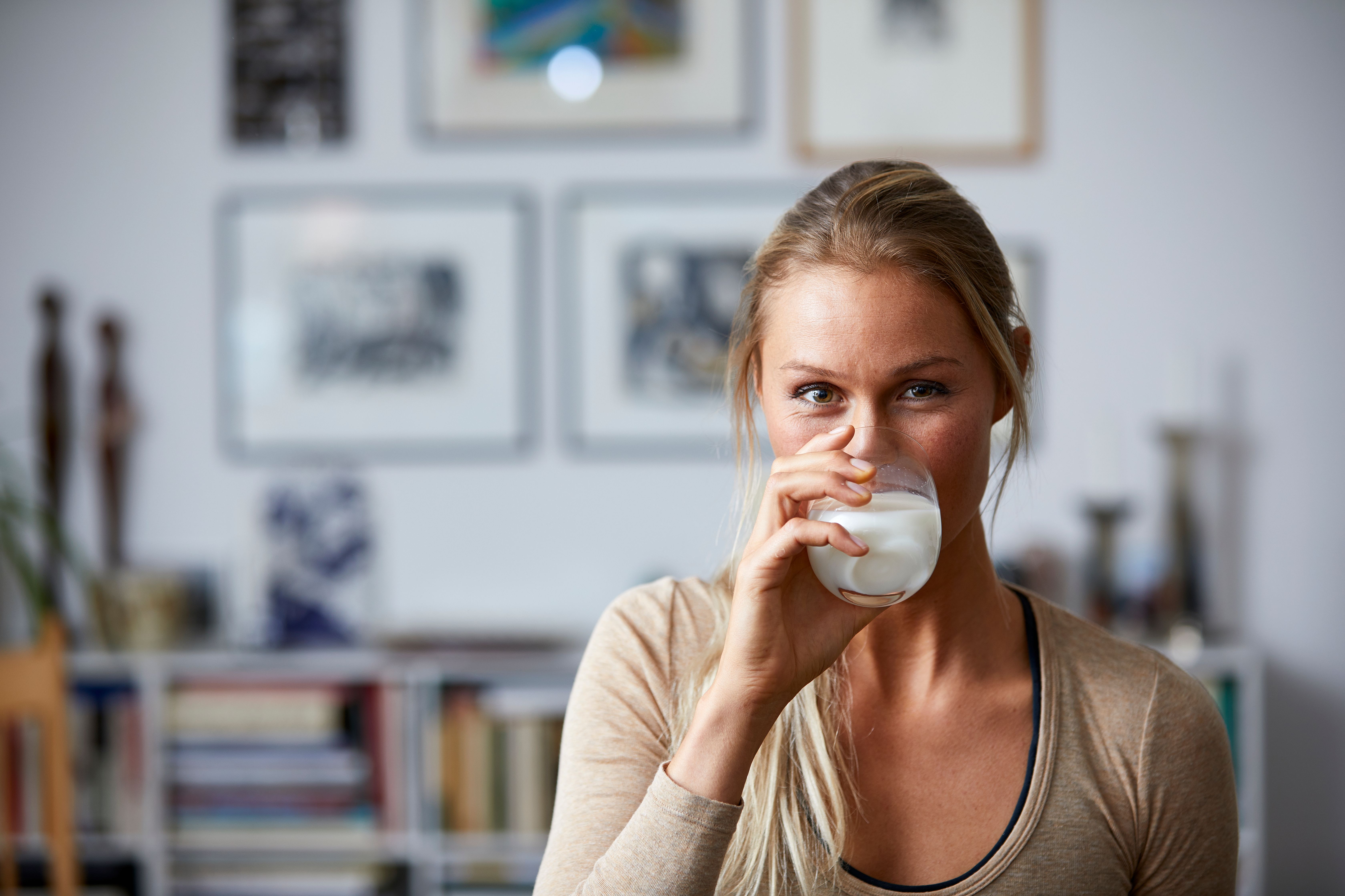 Kvinne som drikker melk