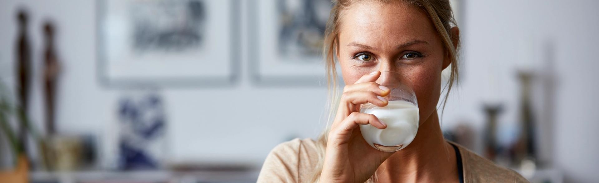 Kvinne som drikker melk