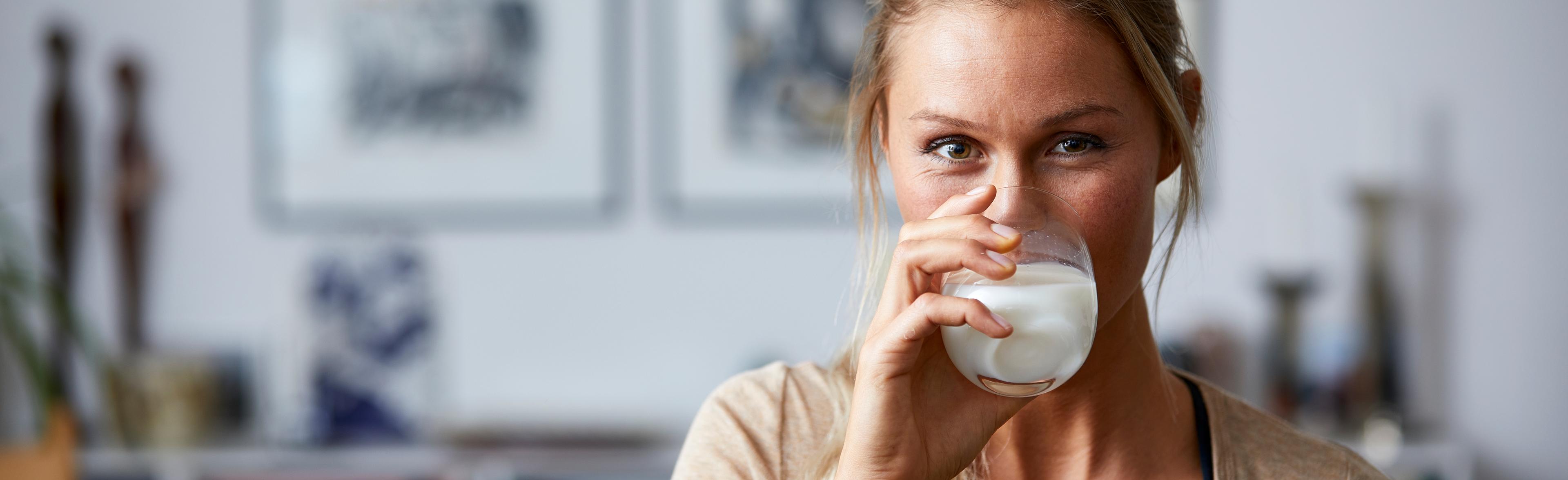 Kvinne som drikker melk