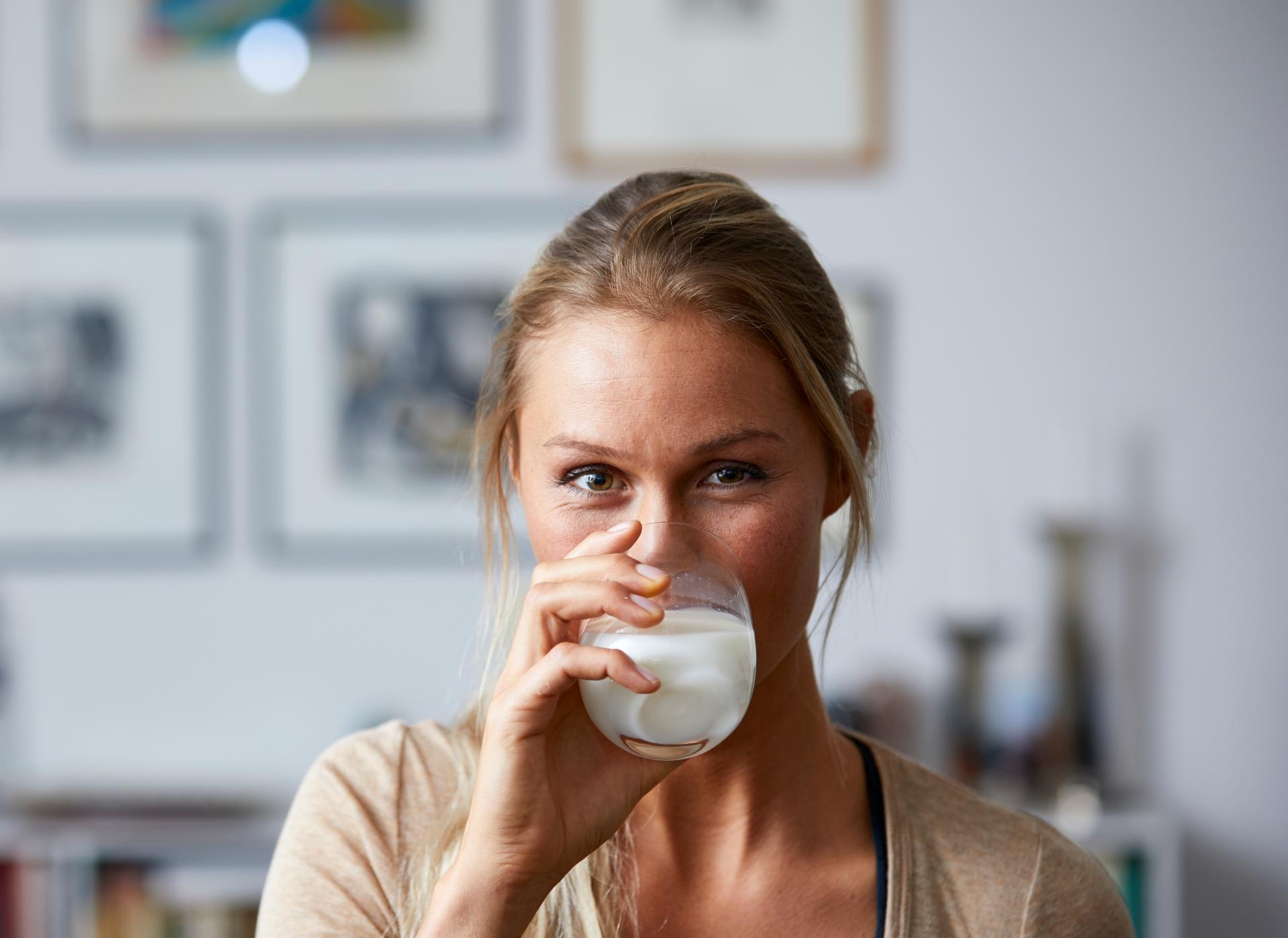 Kvinne som drikker melk