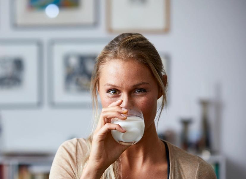 Kvinne som drikker melk