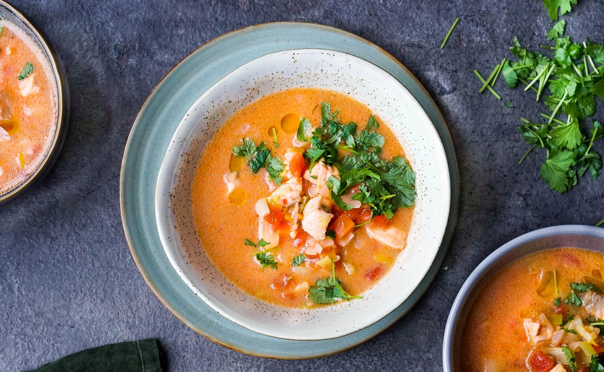 En tallerken med rød fiskesuppe