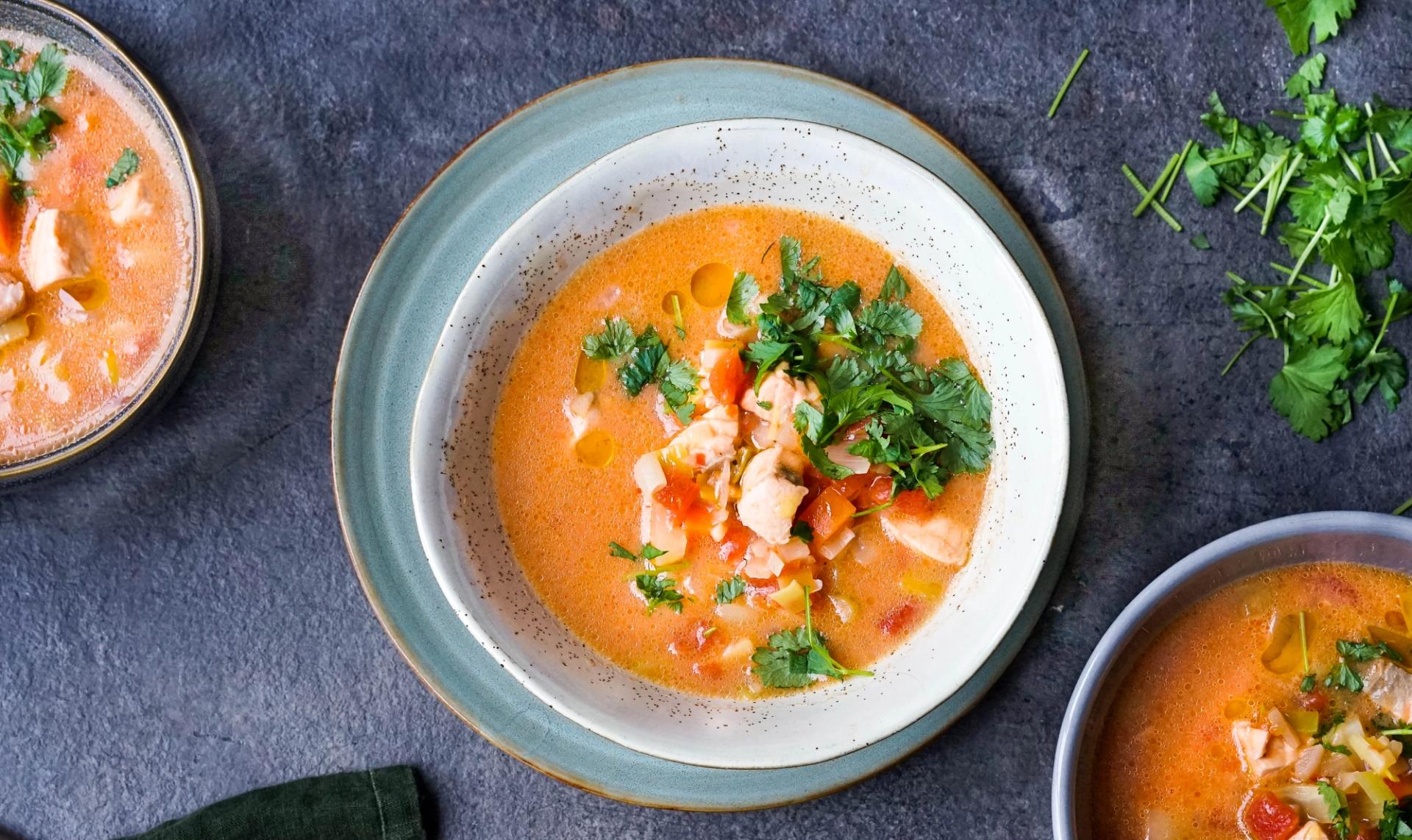 En tallerken med rød fiskesuppe