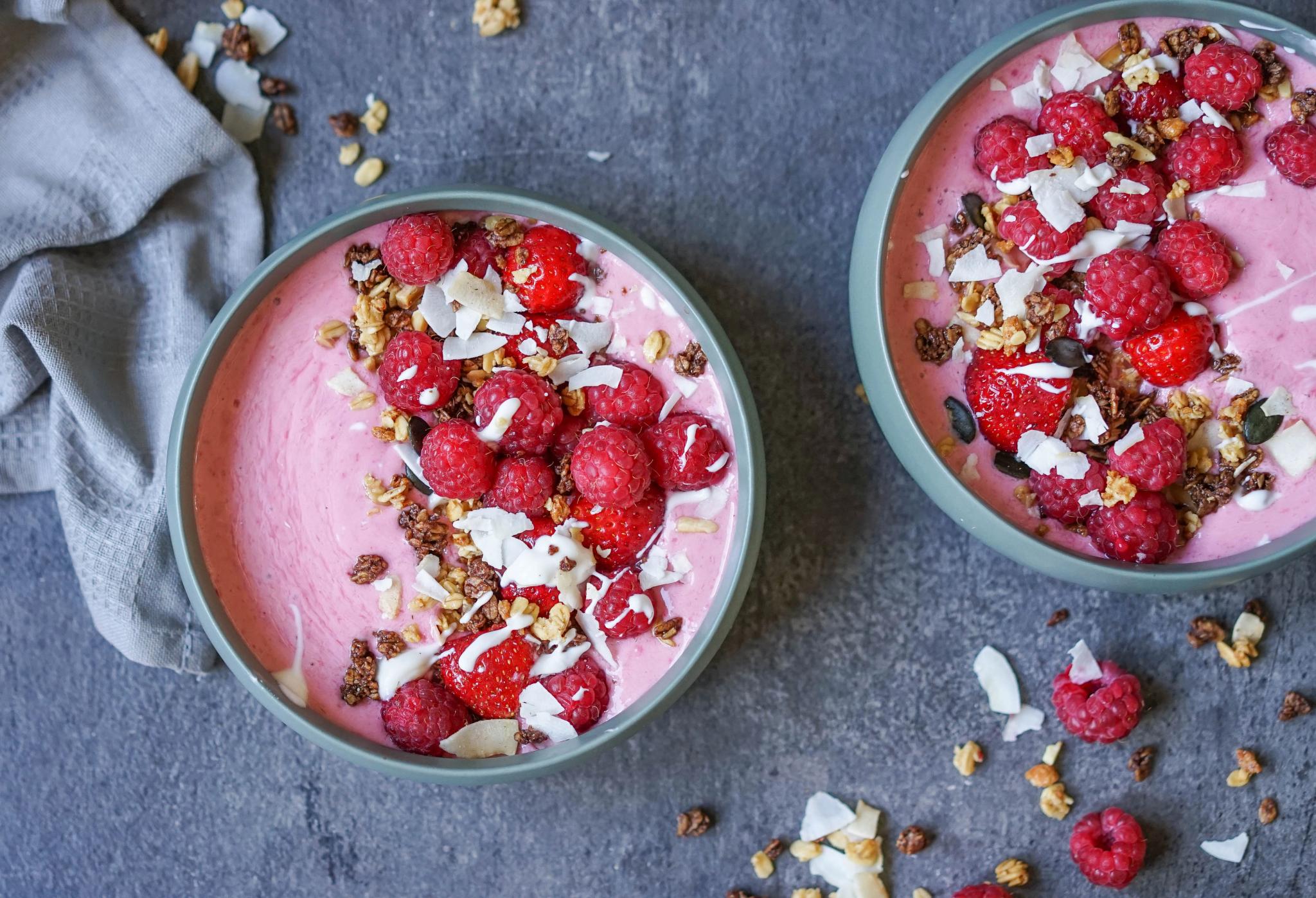 smoothiebowl med bringebær og vaniljeyoghurt