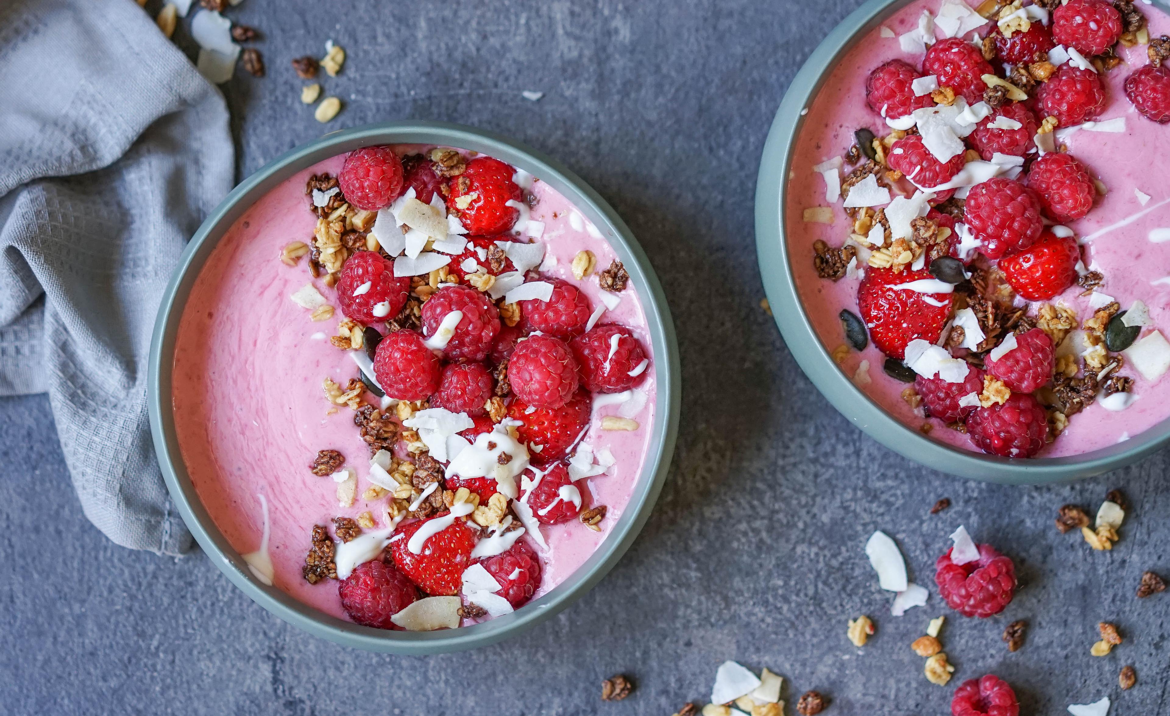 Smoothiebowl med bringebær og vaniljeyoghurt