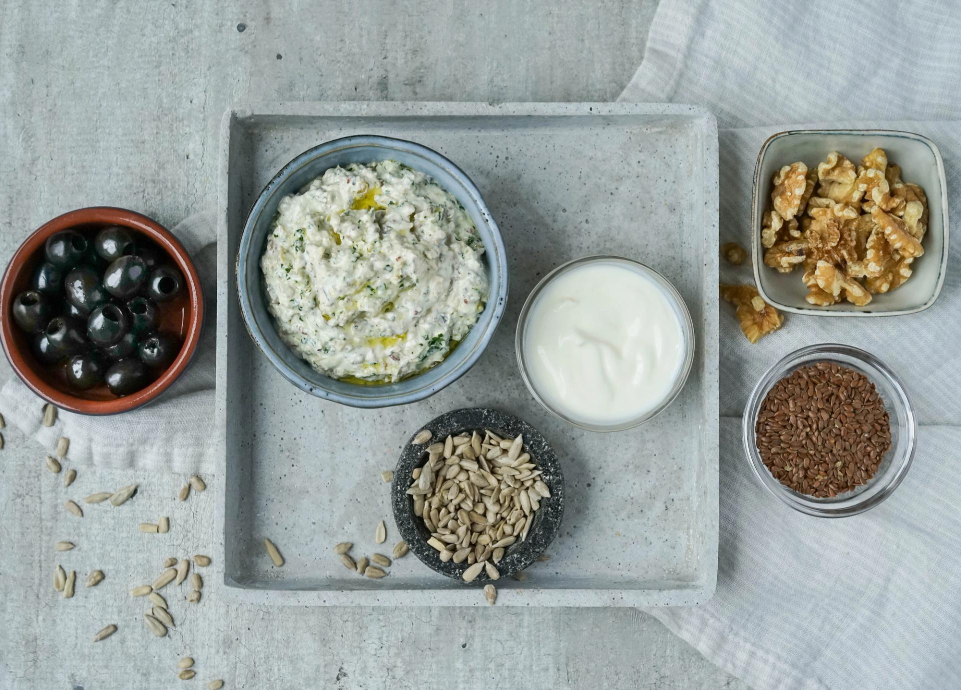 ferskostdipp med oliven og nøtter