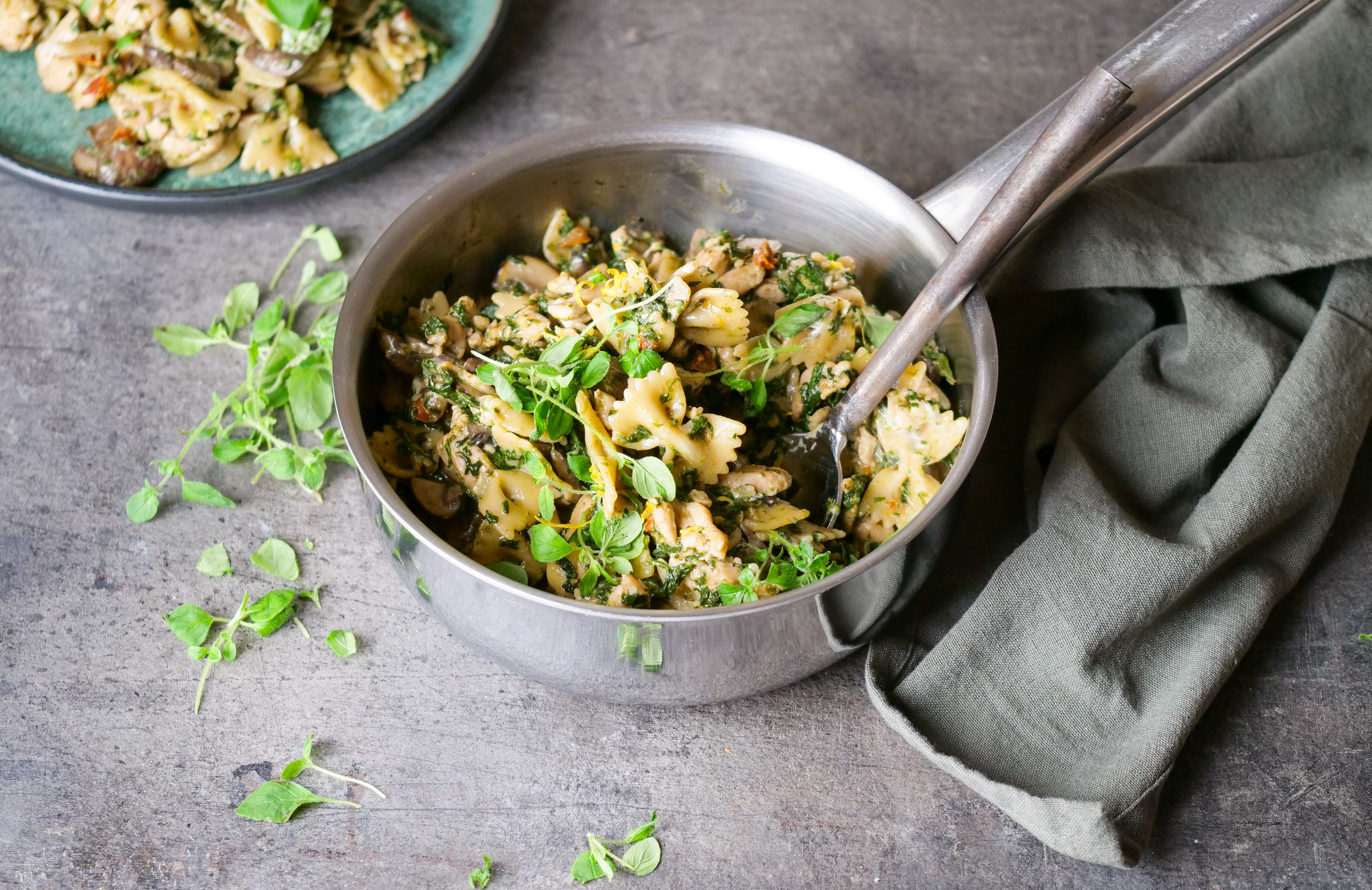 Panne med pasta, kylling og urter 