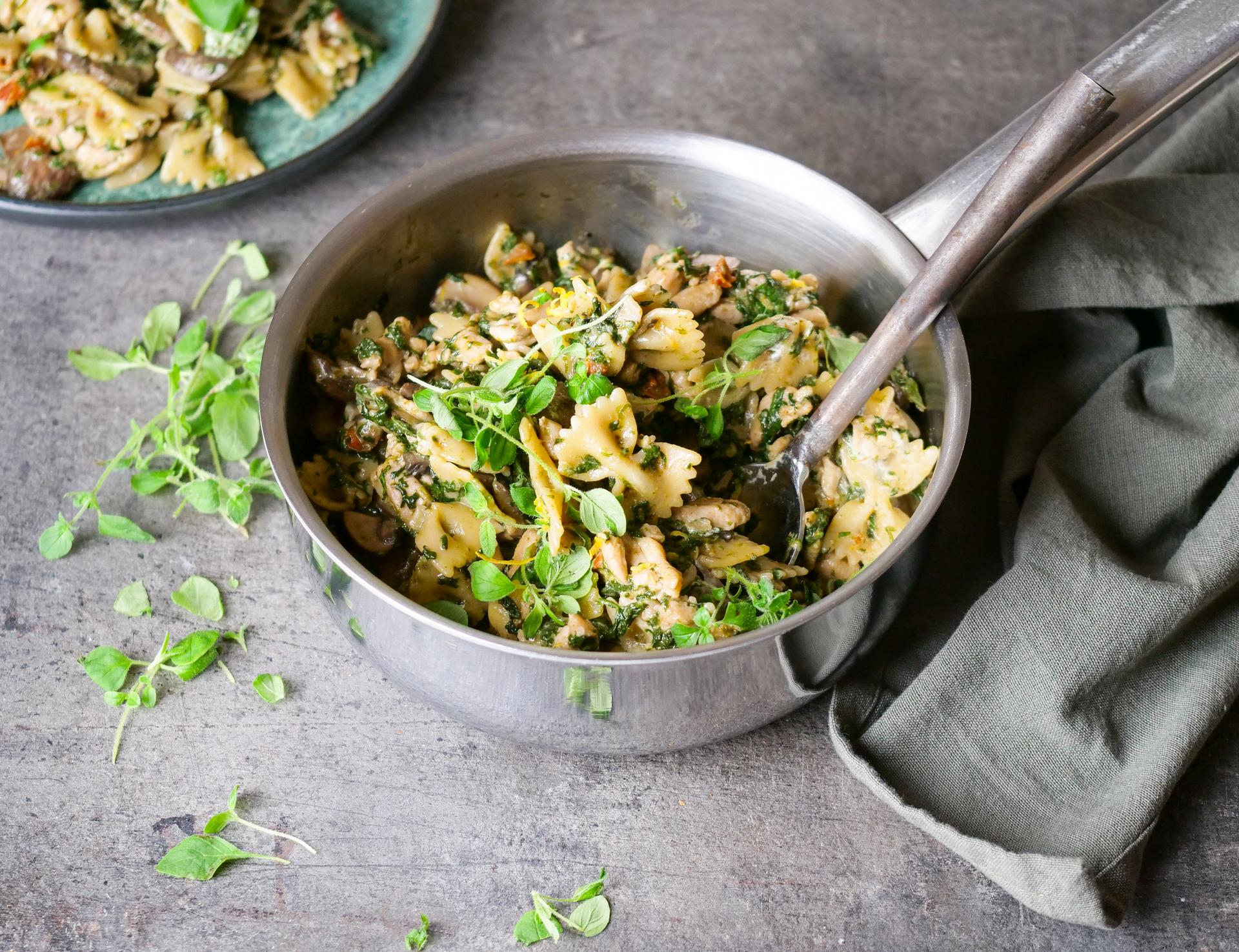 Panne med pasta, kylling og urter