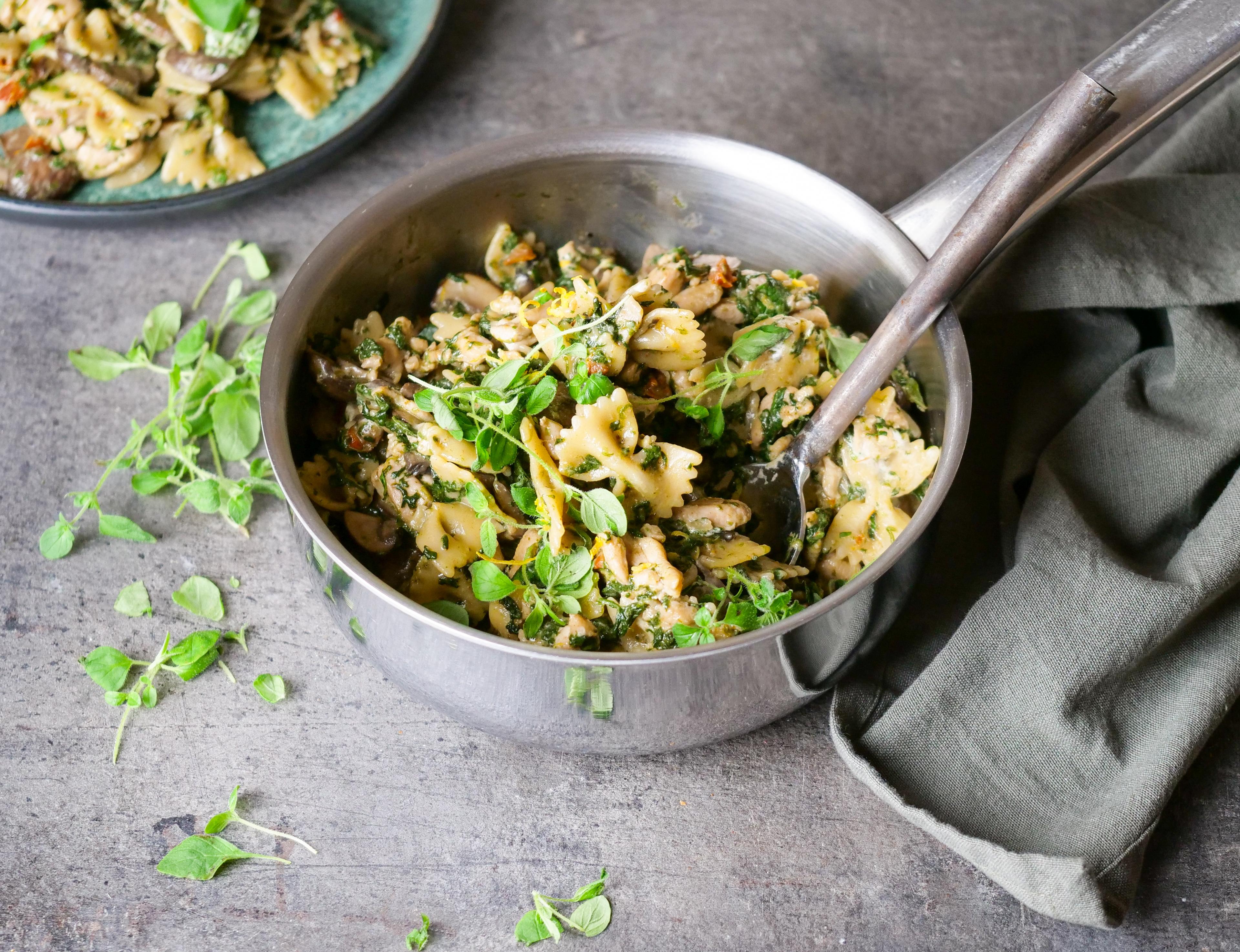 Panne med pasta, kylling og urter