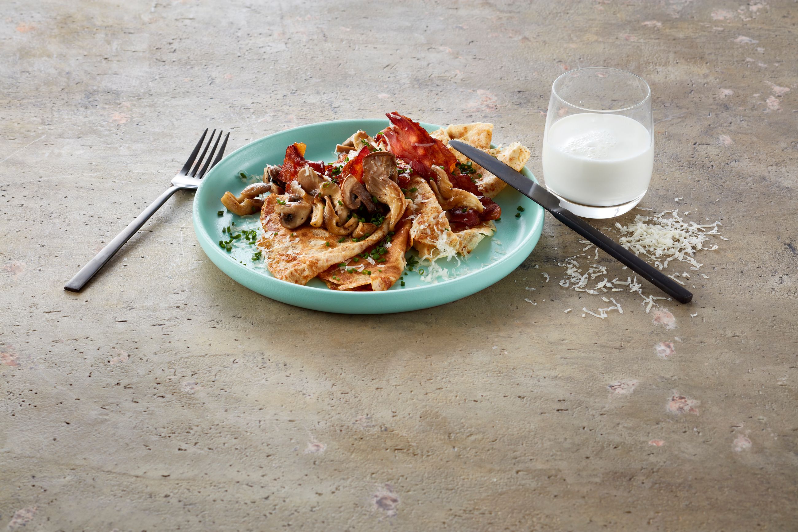 Grove pannekaker med ost, sopp og bacon 