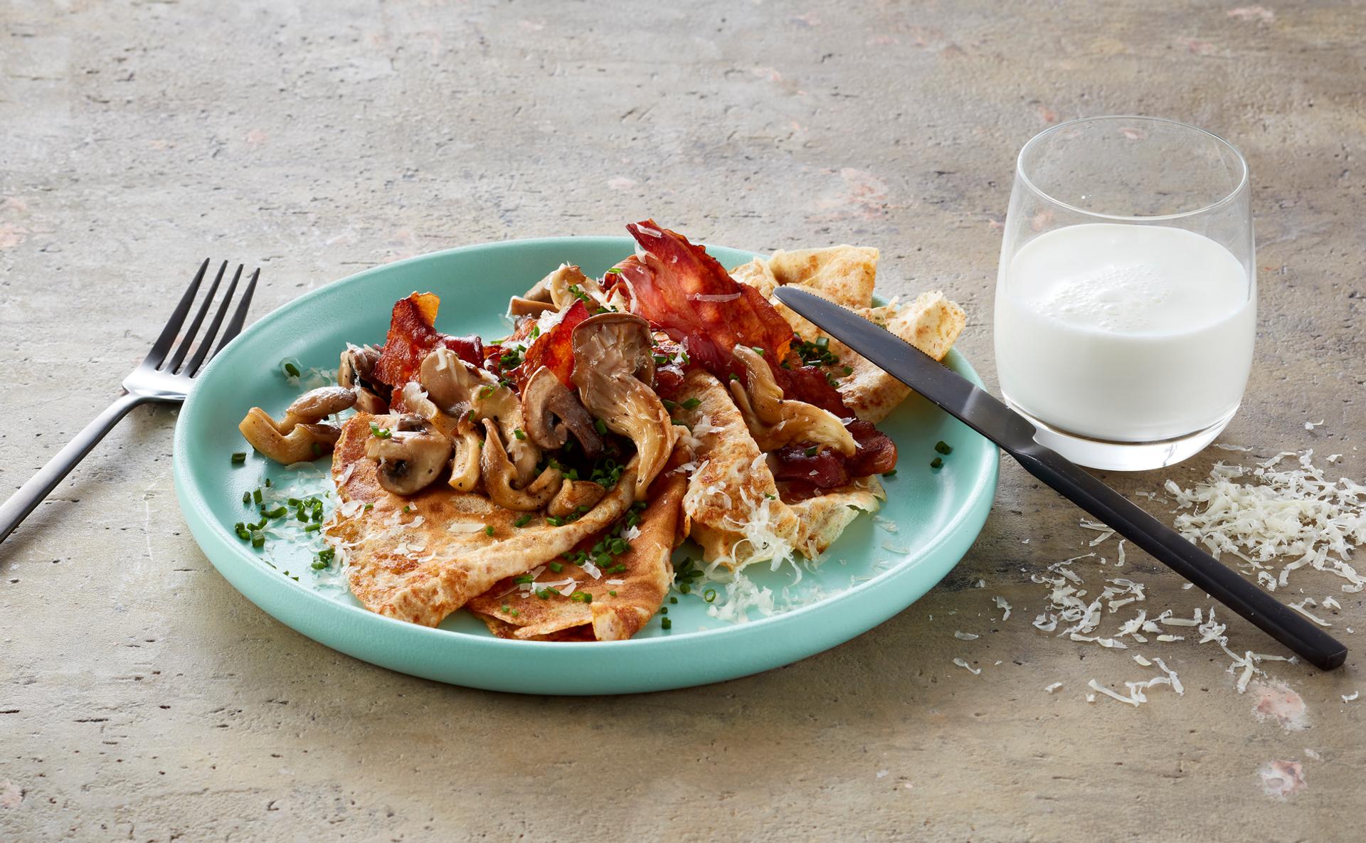 Grove pannekaker med ost, sopp og bacon