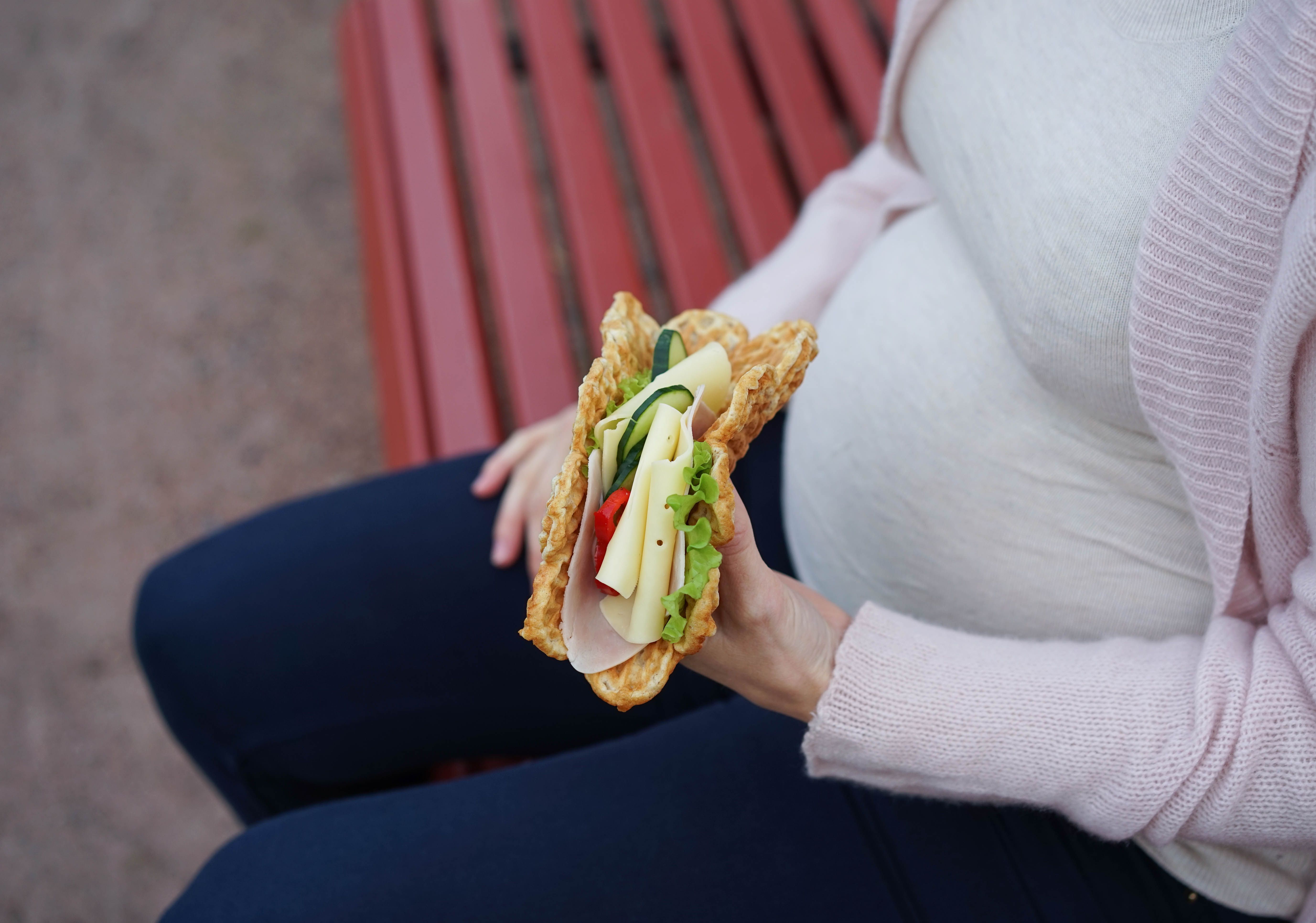 Gravid som spiser mat