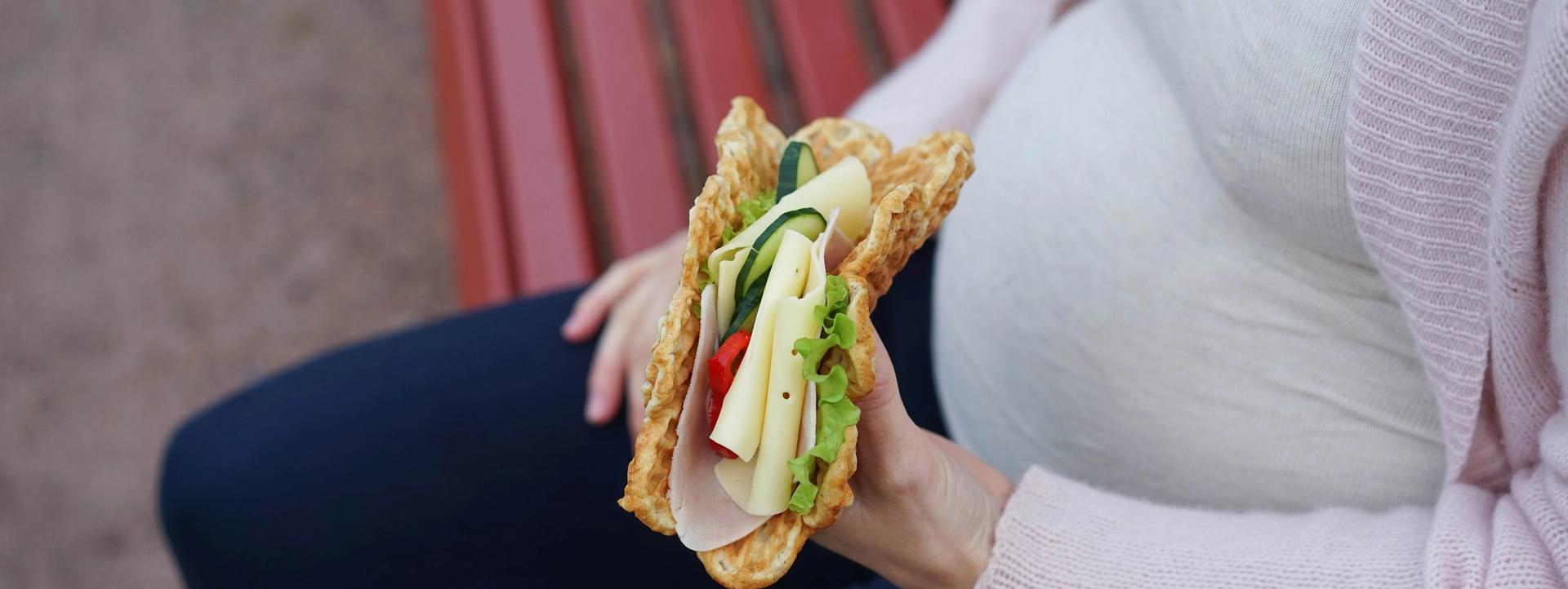 Gravid som spiser mat