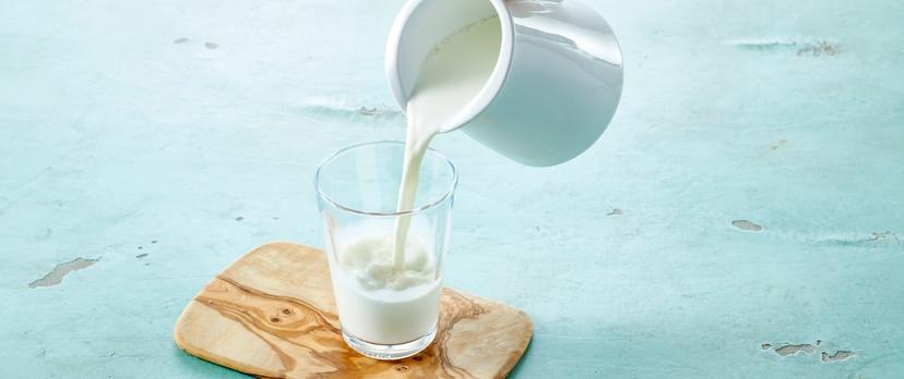 Melk som helles fra mugge til glass