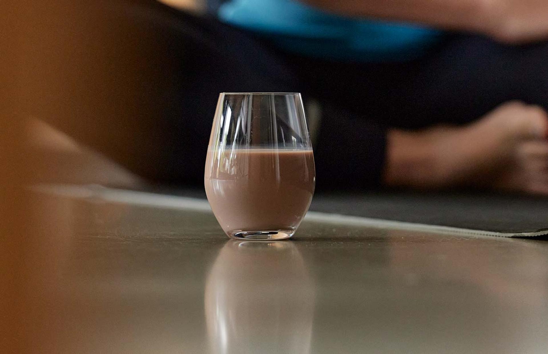 Glass med sjokolademelk