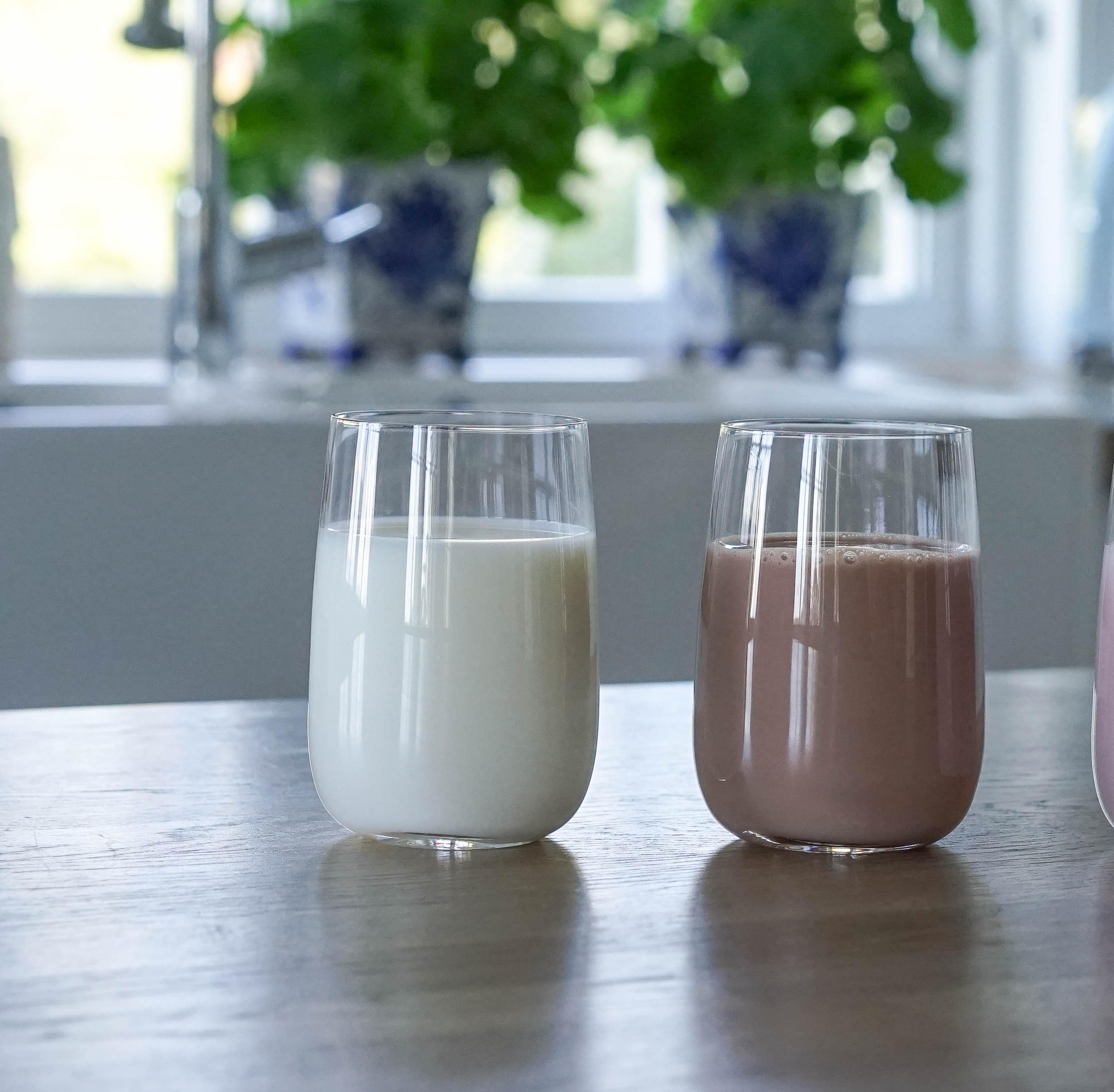 To glass med melk med smak av vanilje og sjokolade.