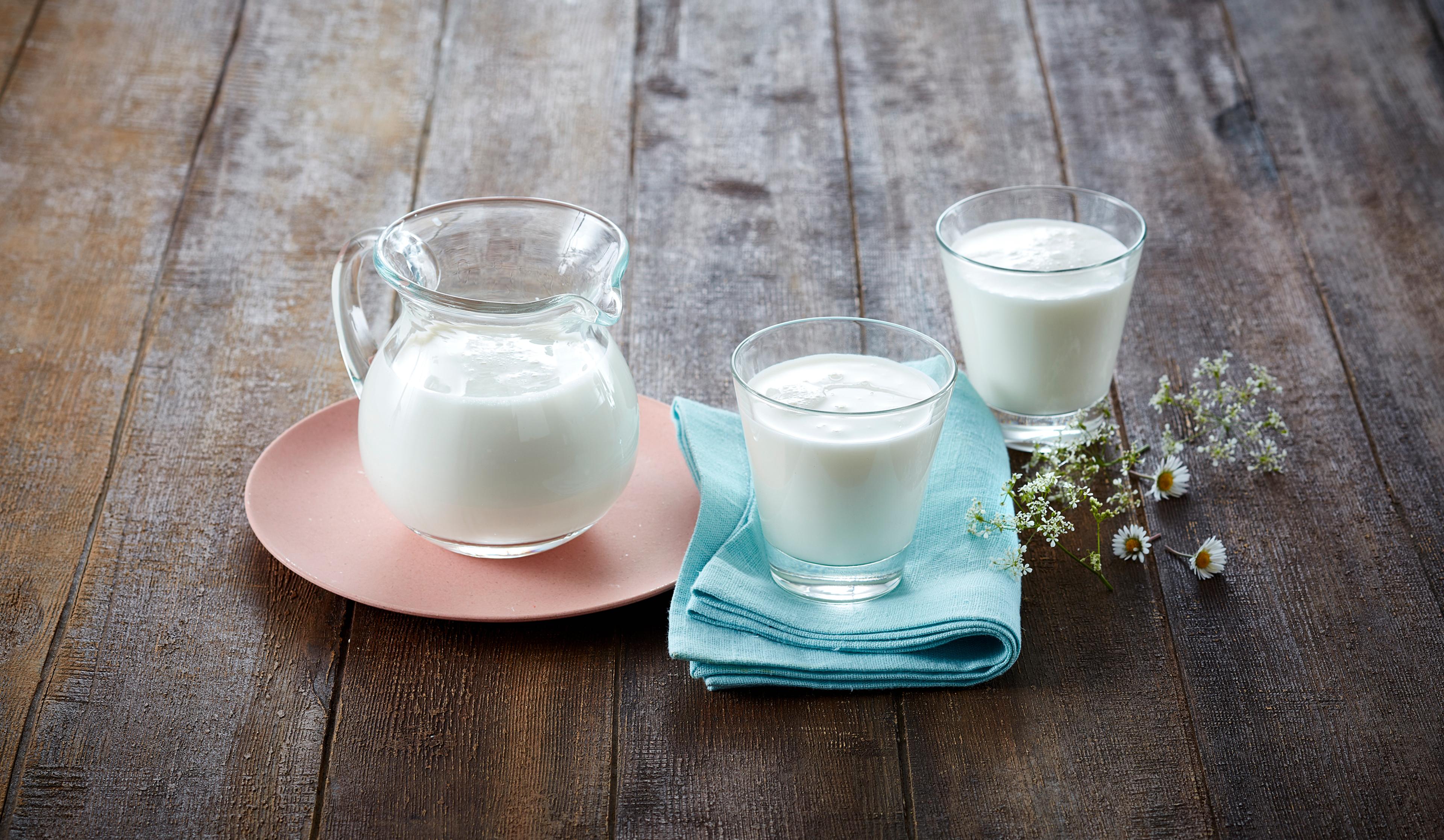 Lettmelk i en melkemugge og to glass