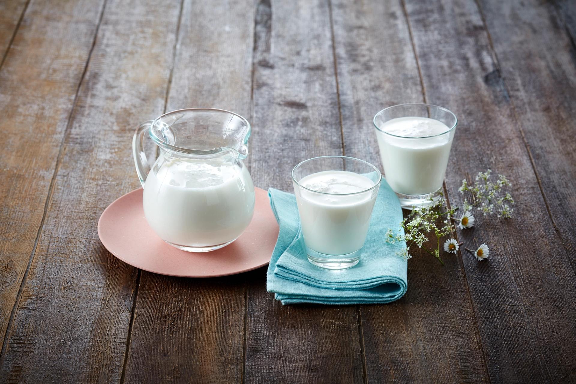 Mugge og to glass med melk