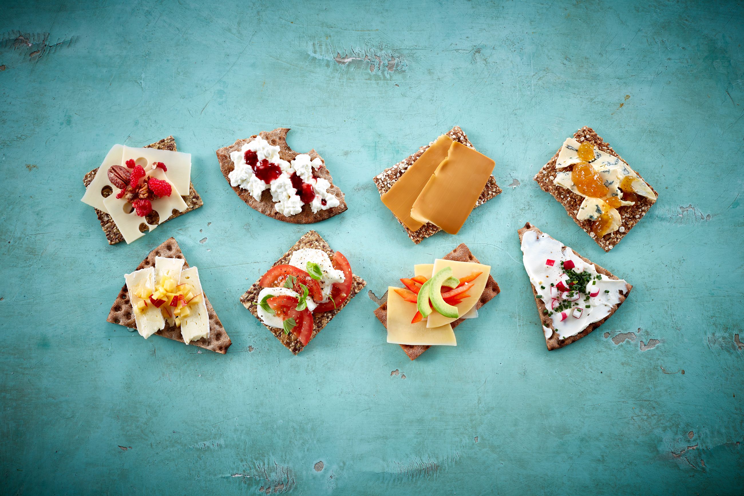 Åtte knekkebrød med ulik topping