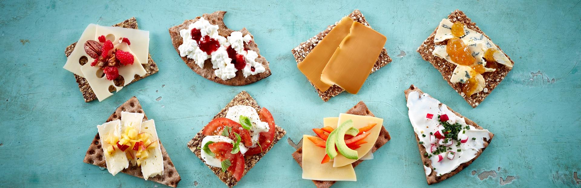 Åtte knekkebrød med ulik topping